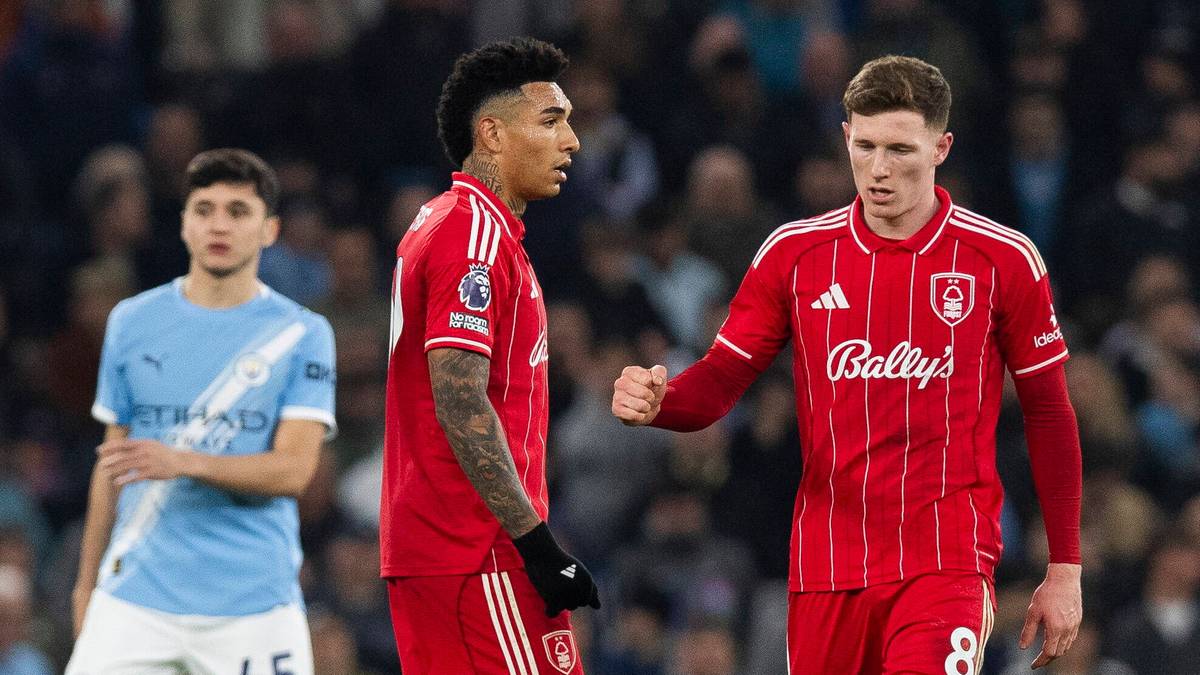 Piłkarze Nottingham Forest w czerwonych strojach podczas meczu.