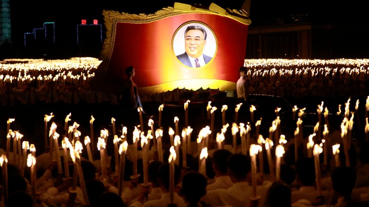Marsz z pochodniami w 70. rocznicę powstania Korei Północnej