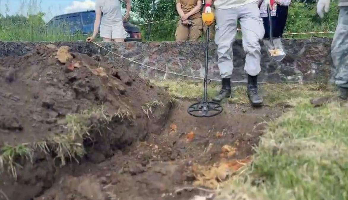 Początek wykopów w Hucie Pieniackiej. Poszukiwanie masowych mogił Polaków