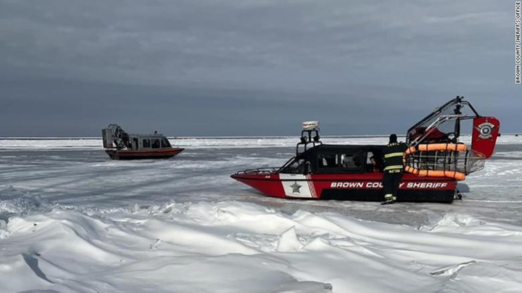 USA. 27 osób uratowanych z kry lodowej dryfującej po jeziorze Michigan