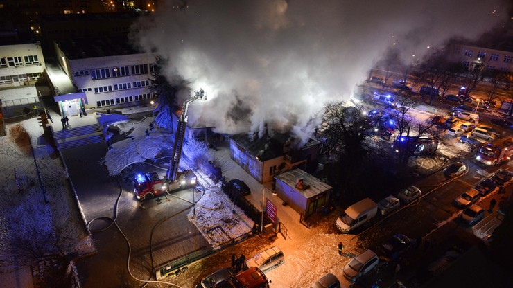 Płonie warsztat samochodowy w Warszawie. Pożar przerzucił się na budynek mieszkalny