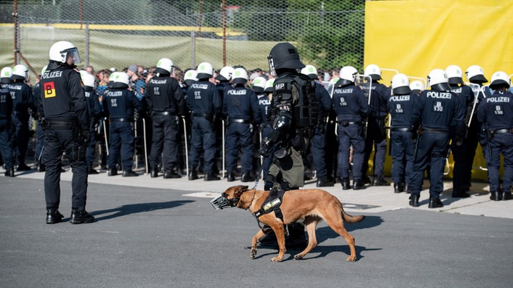 Policjanci i żołnierze ćwiczą odpieranie napływu uchodźców. Puma pierwszy raz w akcji 