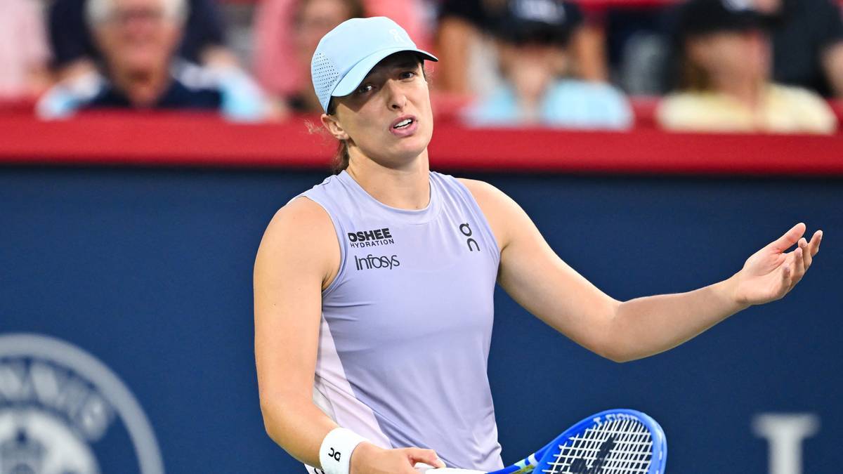 Tenisistka Iga Świątek na korcie podczas meczu.