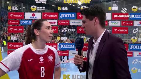 Monika Kobylińska w stroju reprezentacji Polski udziela wywiadu po meczu.