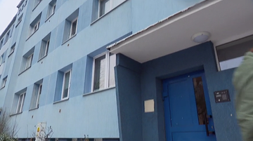 Budynek mieszkalny z niebieską elewacją i oknami.