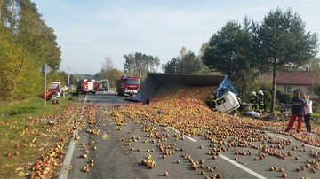 Czołowe zderzenie z ciężarówką przewożącą jabłka. W akcji helikopter LPR