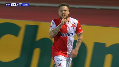 Piłkarz w koszulce z czerwono-białymi panelami i logiem "etoro", nawołuje do ciszy palcem przy ustach.