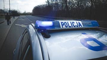 Radiowóz dachował podczas pościgu. Jedna osoba trafiła do szpitala
