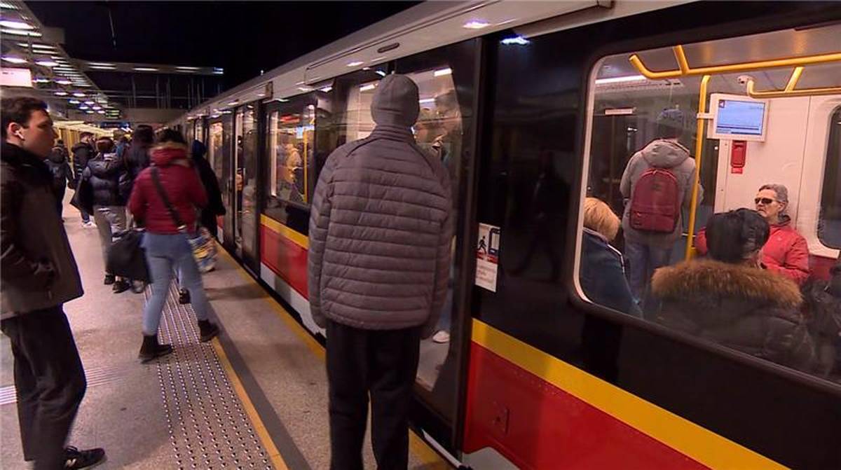 Pasażerowie na peronie stacji metra czekają na pociąg.
