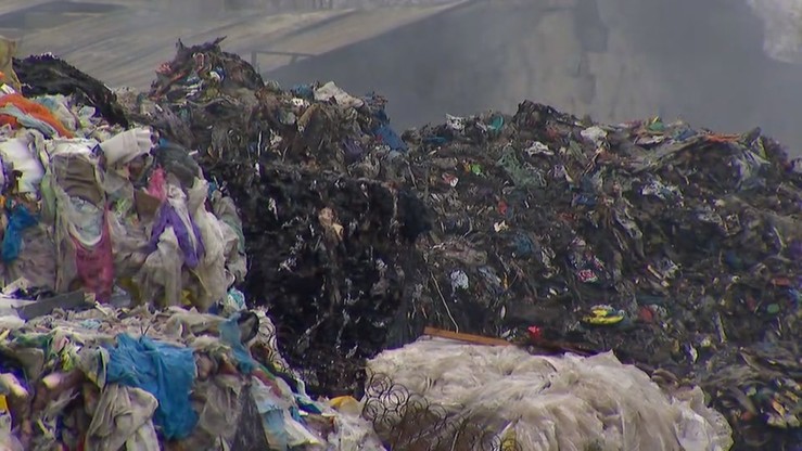 Nielegalne składowisko odpadów w starej żwirowni. "Ciężarówki wciąż tam jeżdżą"