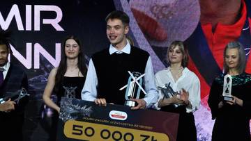 Grupa os&oacute;b na scenie podczas gali "Kryształowa Płoza", odbiera nagrody i gratulacje.