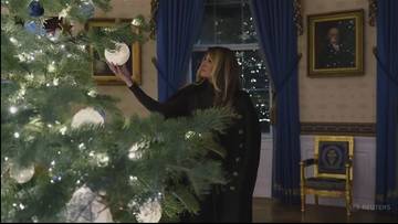 Melania Trump wiesza ozdoby na dużej choince w Białym Domu.
