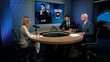 Trzy osoby siedzą przy okrągłym stole w studio telewizyjnym. Na ekranie za nimi wyświetlany jest napis "polityczny Wf".