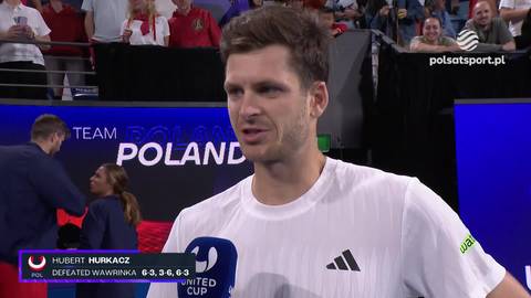 Hubert Hurkacz, polski tenisista, w białej koszulce z logo Adidasa, udziela wywiadu.