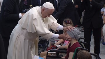 Pełne wzruszeń spotkanie Franciszka z chorymi dziećmi. "Chciałbym posłuchać każdego z was"