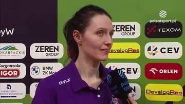 Jelena Blagojević, siatkarka, udziela wywiadu na tle logotypów sponsorów.