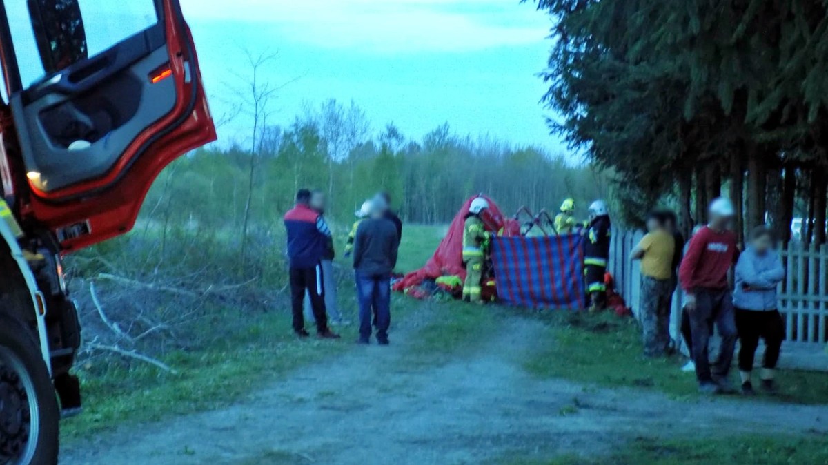 Paralotnia z dwoma osobami spadła na ziemię. Jedna nie żyje