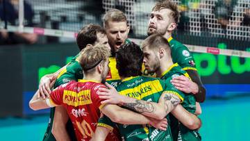 Siatkarze Aluron CMC Warta Zawiercie w uścisku radości po zwycięskim meczu.