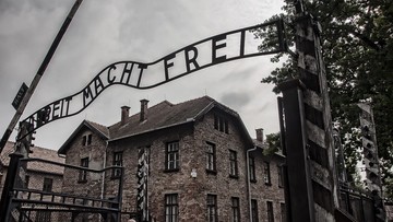 "Szczepionka czyni wolnym" na bramie Auschwitz. Burza po wpisie