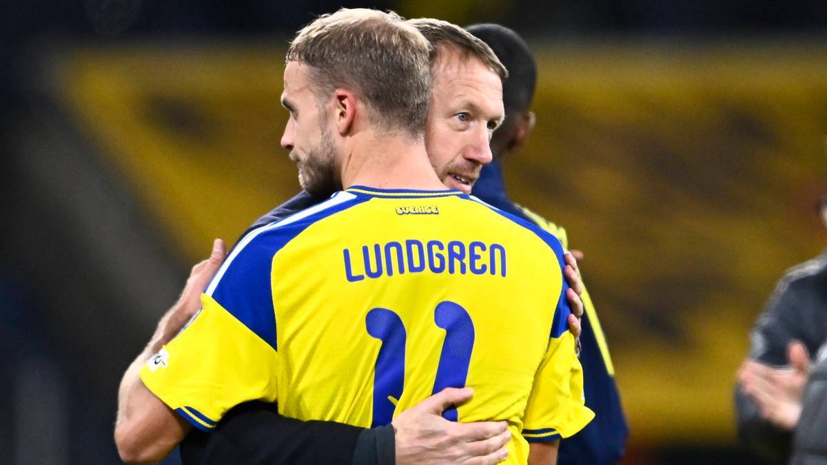 Piłkarz w ż&oacute;łtej koszulce z numerem 11 i nazwiskiem LUNDGREN na plecach jest obejmowany przez innego zawodnika.