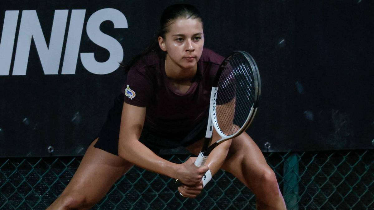 Tenisistka Maja Chwalińska w pozycji gotowości do uderzenia na korcie