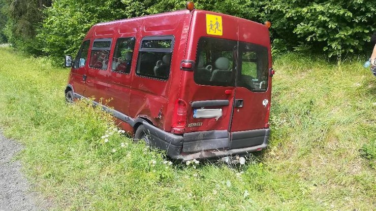 Wypadek busa przewożącego dzieci. Sześć osób trafiło do szpitala