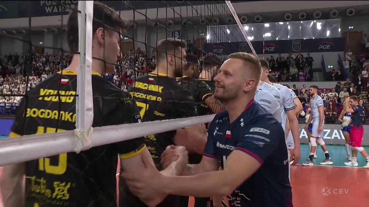 Siatkarze wymieniają uściski po meczu Ligi Mistrz&oacute;w.