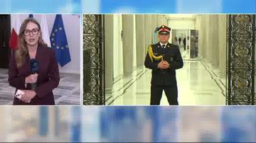 Fragmenty dwóch transmisji wideo. Po lewej stronie dziennikarka w okularach i bordowym żakiecie mówi do mikrofonu, trzymając w dłoni telefon. Za nią wiszą flagi Polski i Unii Europejskiej. Po prawej stronie widać mężczyznę w mundurze oficerskim, stojącego na tle długiego korytarza z kolumnami.