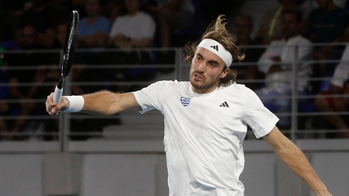 Tenisista wykonujący uderzenie podczas meczu tenisowego.