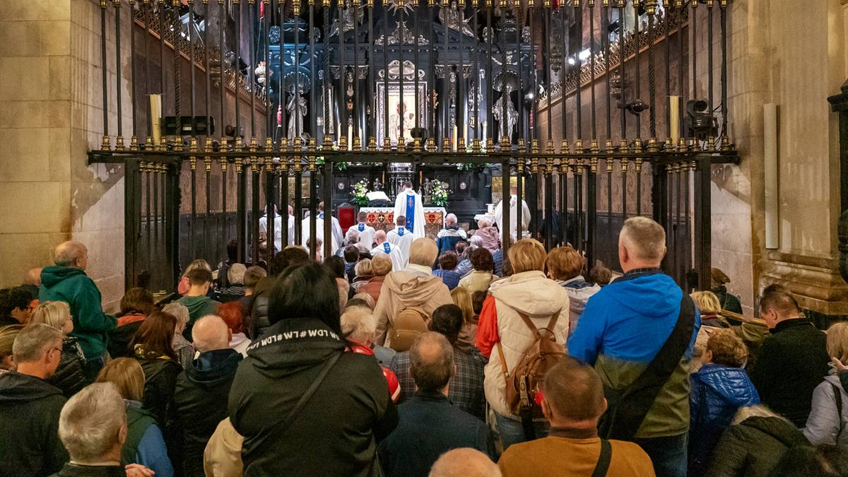 Grupa wiernych zgromadzonych w kościele podczas mszy świętej.