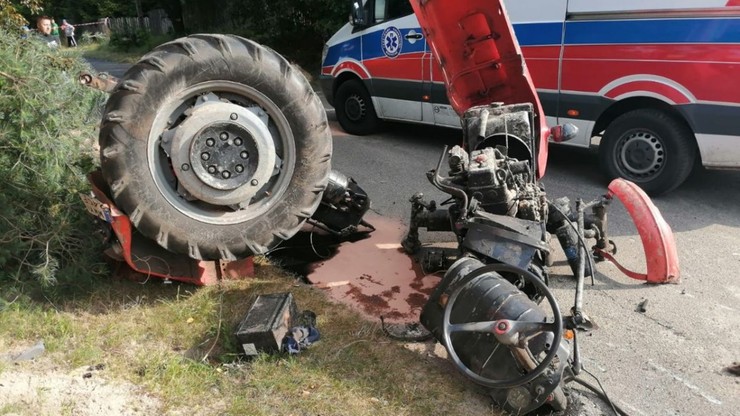 Pijany traktorzysta spowodował wypadek. Ciągnik rozleciał się na części
