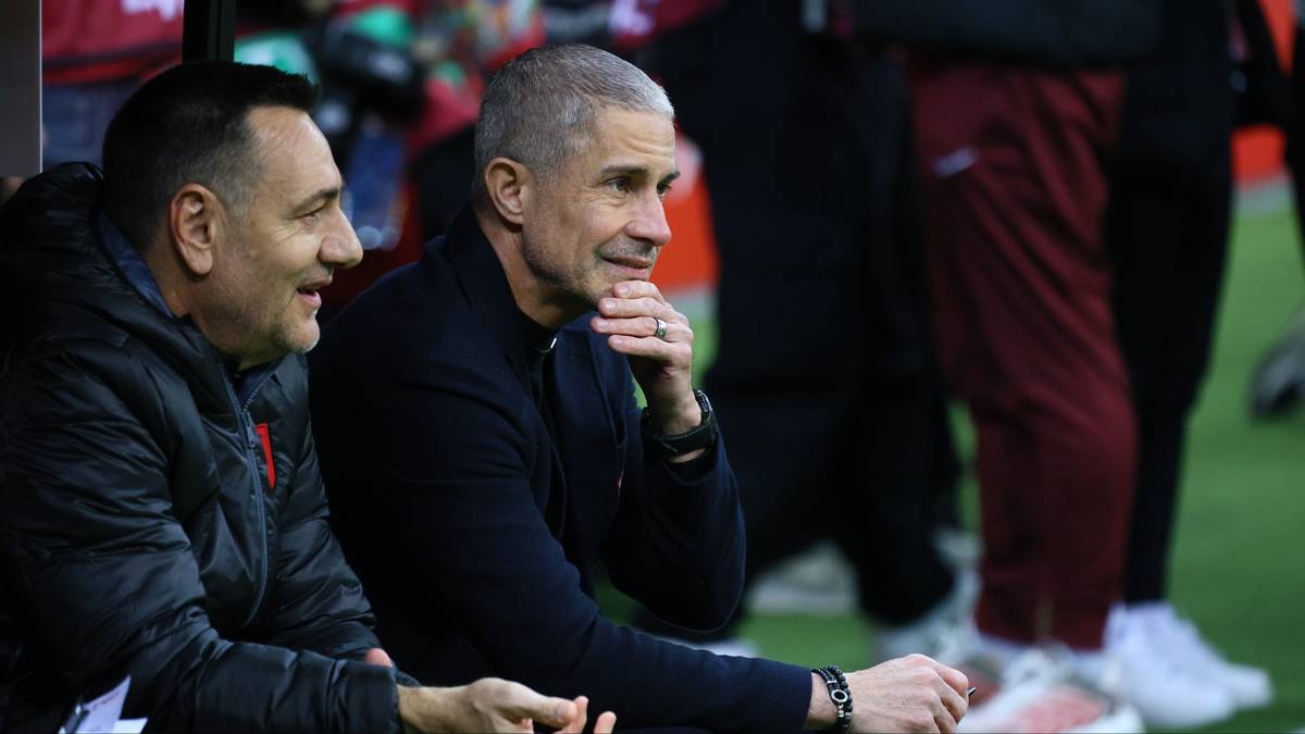 Sylvinho, selekcjoner reprezentacji Albanii, siedzi na ławce rezerwowych podczas meczu z Polską.