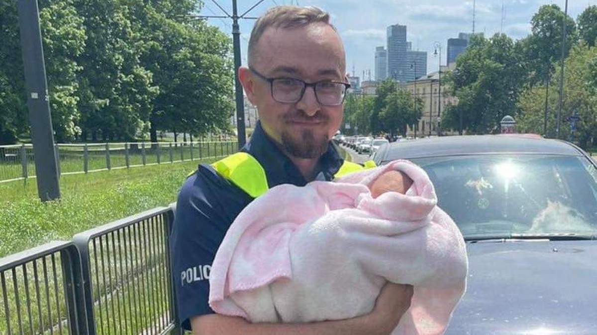 Warszawa: Policjant uratował życie 11-dniowego noworodka. "Dźwięk zapamiętam na całe życie"