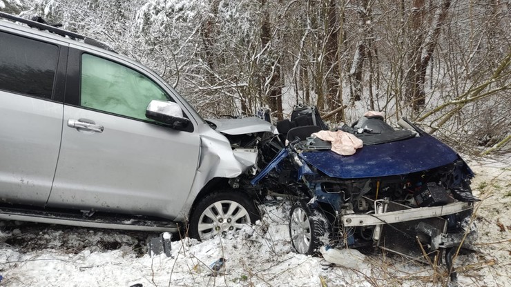 Huta Szklana: Zderzenie dwóch samochodów. Nie żyje jedna osoba