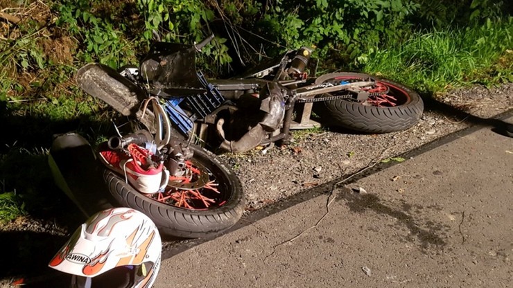 Nastoletni motocyklista zderzył się z oplem. Jest w bardzo poważnym stanie
