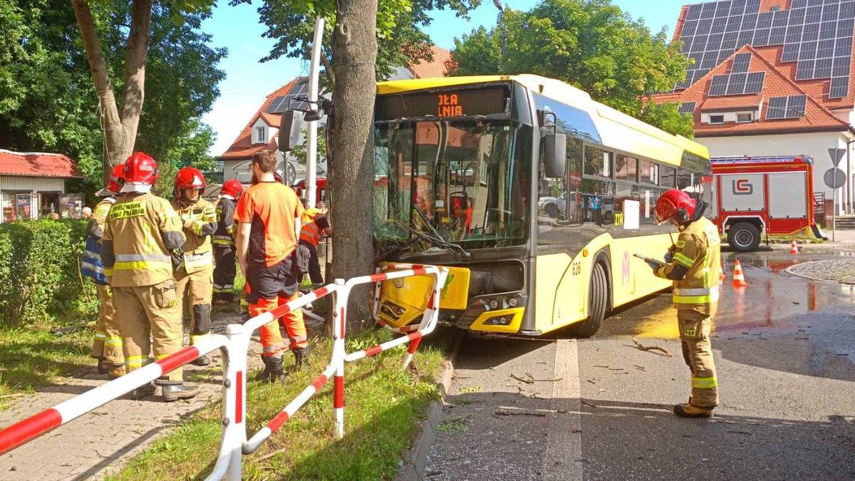 Miejski autobus rozbił się w Mysłowicach. Pasażerowie prędko zniknęli