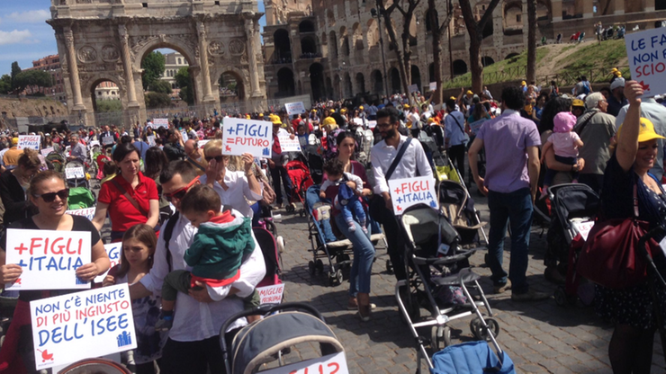 Setki dziecięcych wózków pod Koloseum, wszystkie puste. Mają przypominać o kryzysie demograficznym