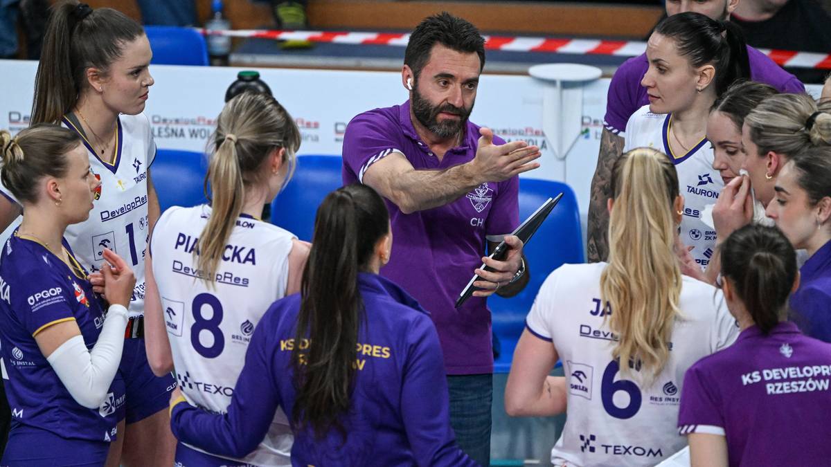 Siatkarki DevelopRes Rzesz&oacute;w otoczone przez trenera podczas przerwy w meczu Ligi Mistrzyń.