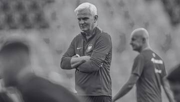 Jacek Magiera, były drugi trener reprezentacji Polski, z rękami skrzyżowanymi na piersi.