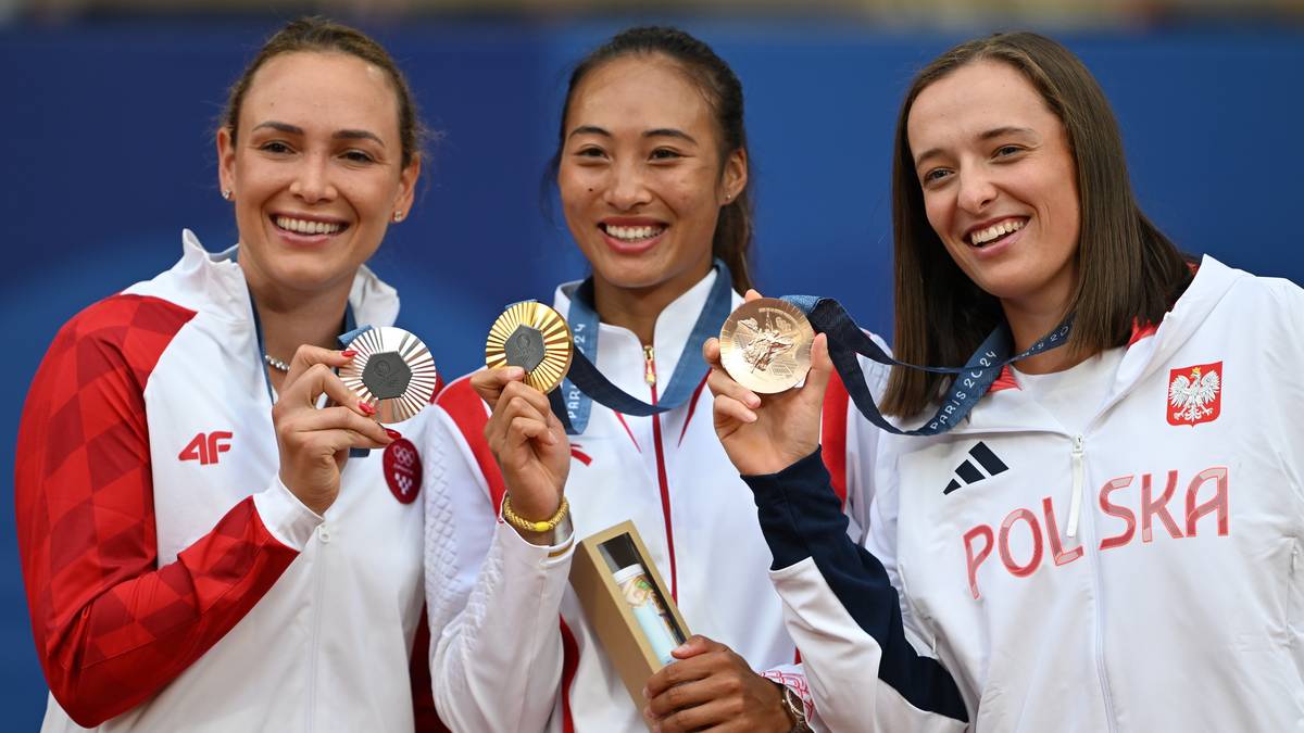 Trzy zawodniczki tenisa prezentują zdobyte medale.