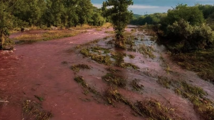 Ukraina. Rzeka zmieniła kolor na czerwony. Nie wiadomo co jest przyczyną