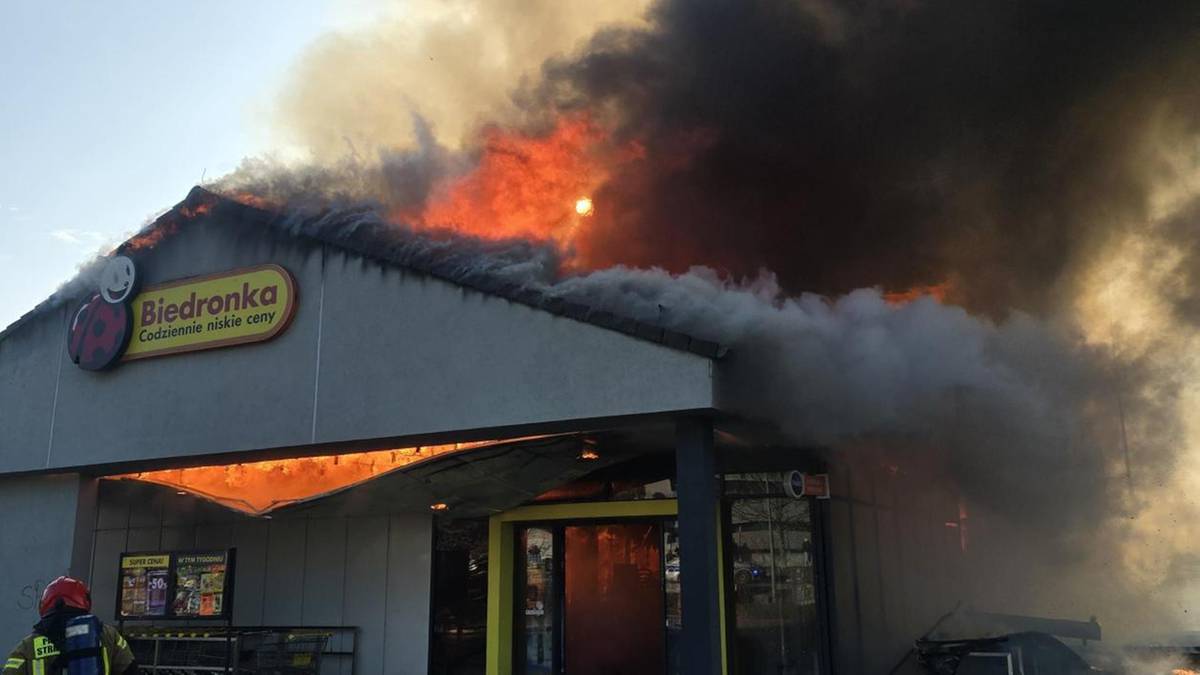 Pożar sklepu Biedronka na Dolnym Śląsku. Dwaj strażacy poszkodowani