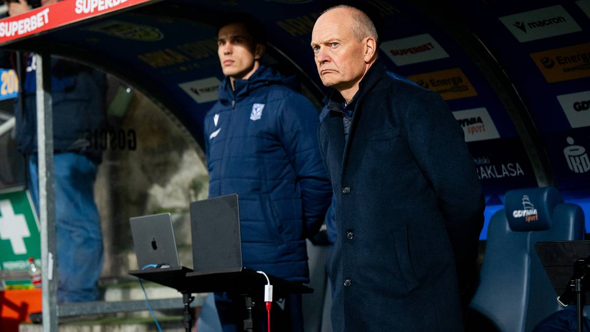 Dwóch mężczyzn w strojach sportowych stoi obok siebie.