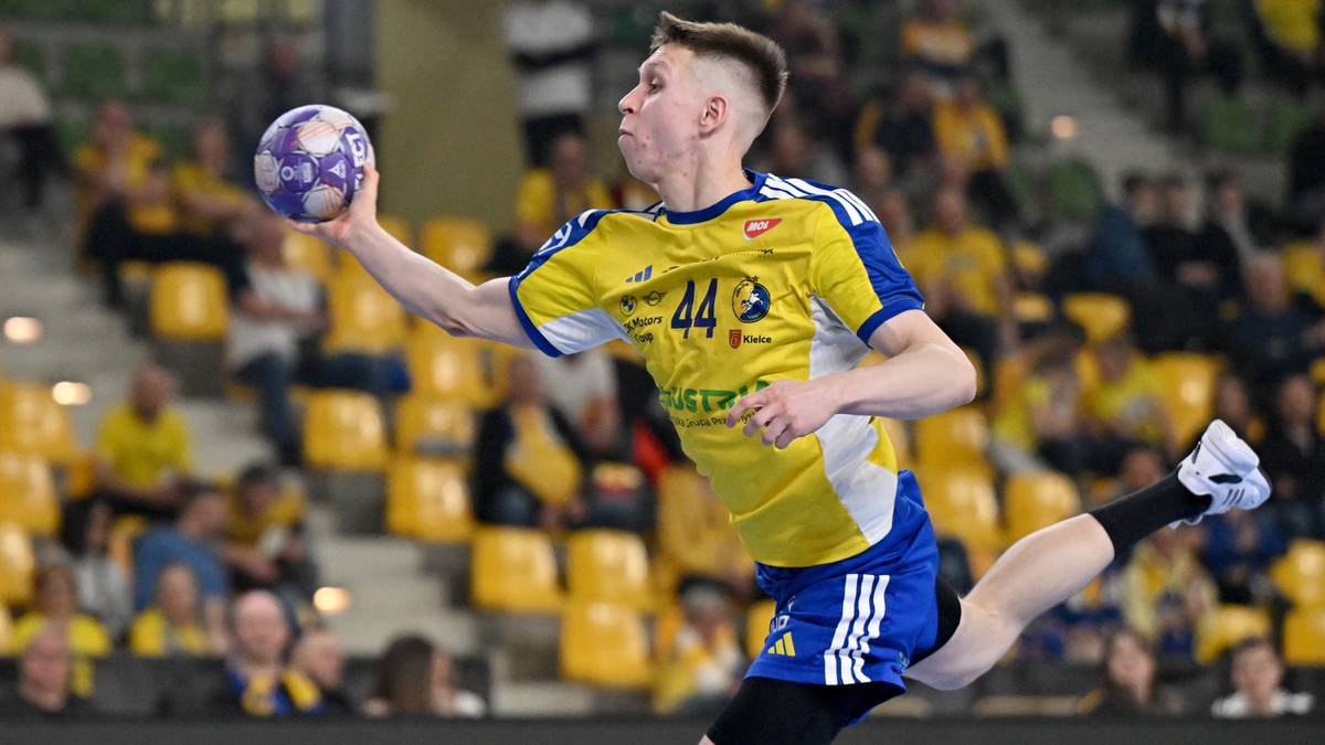 Zawodnik Industrii Kielce w akcji rzutowej podczas meczu piłki ręcznej