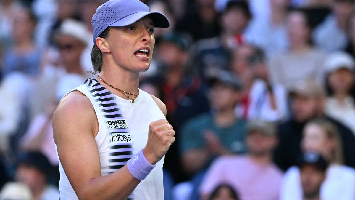 Iga Świątek świętująca zwycięstwo na korcie tenisowym.