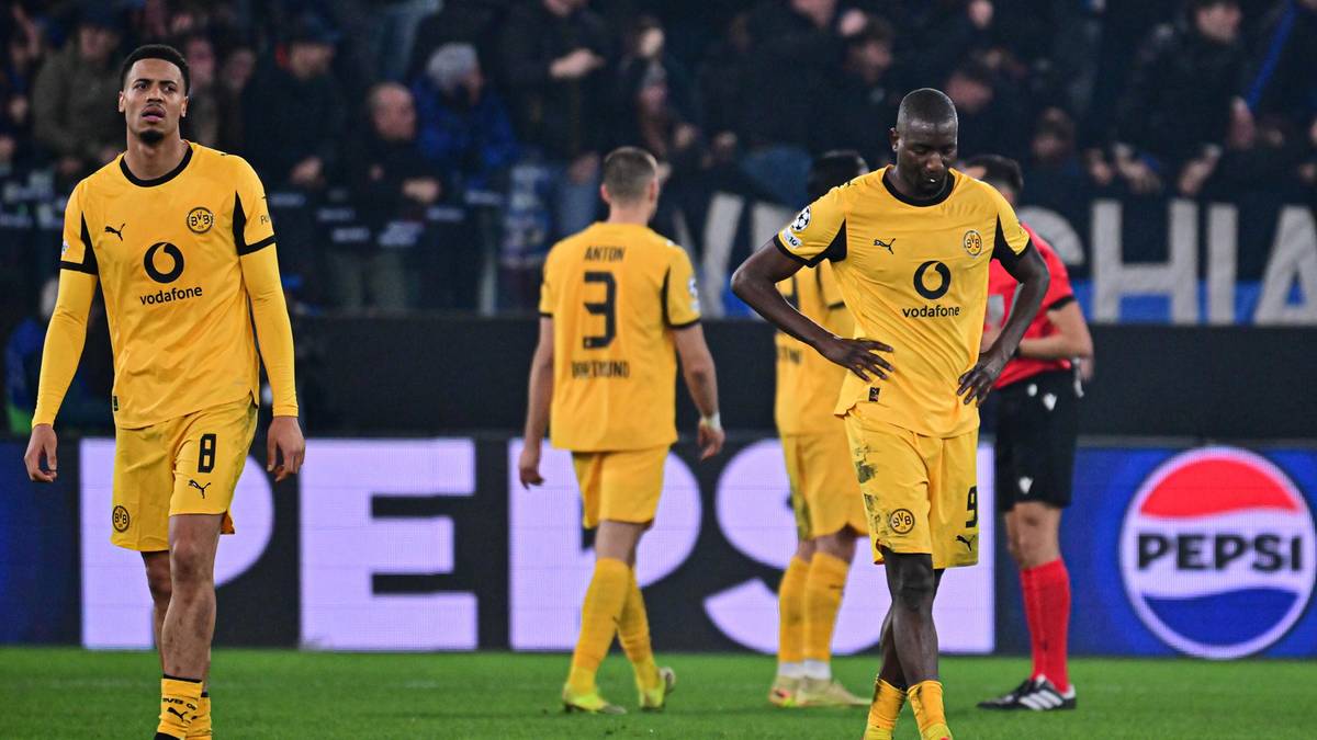 Trzech piłkarzy Borussii Dortmund w ż&oacute;łtych strojach na boisku piłkarskim, z logo Pepsi w tle.