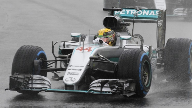 GP Brazylii: Hamilton wygrał wyścig "na wodzie". Walka o mistrzostwo świata trwa!