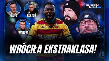 Kolorowa grafika z czterema męskimi portretami i hasłem "WR&Oacute;CIŁA ESTRACLASA!". W centrum znajduje się piłkarz w ż&oacute;łto-czerwonej koszulce, z wykrzywionymi ustami. Po lewej stronie, w okręgach, widoczni są trzej mężczyźni: Hajto, Kołtoń i Iwanow. Po prawej stronie, obok piłkarza, dwaj mężczyźni w czapkach z daszkiem i okularach, patrzący w obiektyw. W tle widoczny napis "polsat futbol"