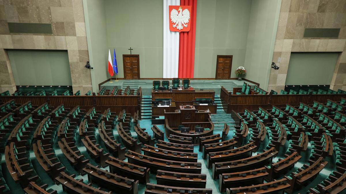 Zmiana lidera, trzy partie poza Sejmem. Najnowszy sondaż