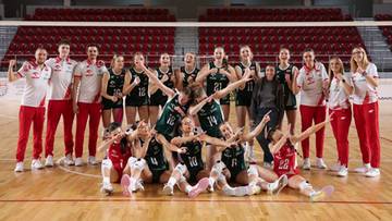 Drużyna siatkarska kobiet Polska - Ukraina pozuje do zdjęcia na boisku.